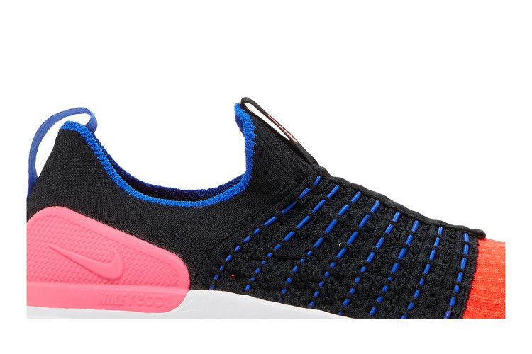Nike Wmns React Phantom Run Flyknit 2 'Black Bright Crimson' — Black/Hyper Pink/Racer Blue/Bright Crimson (3)