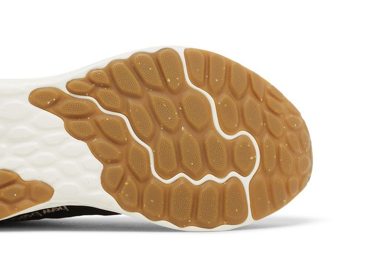 New Balance Wmns Fresh Foam Arishi v4 'Black Gold Gum' — Black/Light Gold Metallic/Gum