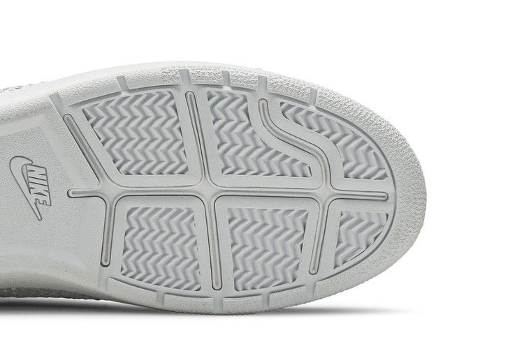 Nike Wmns Tennis Classic Ultra Flyknit 'White Wolf Grey' — White/Wolf Grey